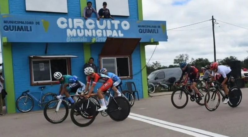 Adrin Castro gan en la apertura del Infanto Juvenil